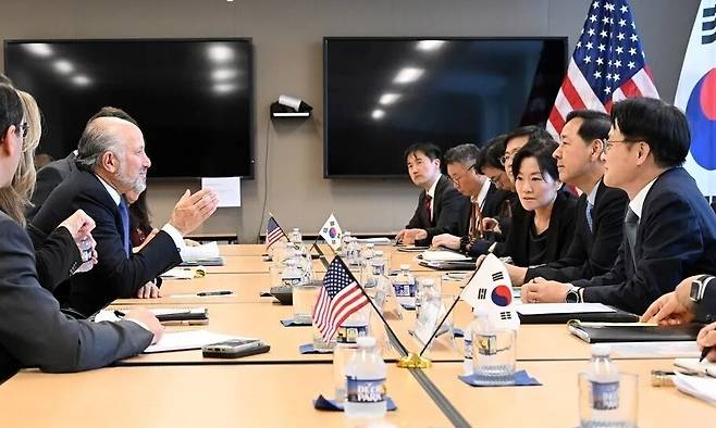 구윤철 부총리 겸 기획재정부 장관이 29일(현지시각) 김정관 산업통상자원부 장관 및 여한구 통상교섭본부장과 함께 미국 상무부에서 하워드 러트닉 상무장관과 통상협의를 하고 있다. 기획재정부 제공