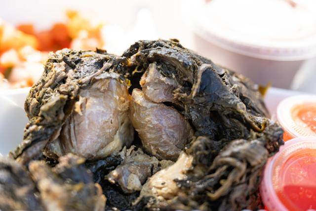 돼지고기를 칼로 잎으로 싸 익힌 라우라우. 오아후=이한호 기자