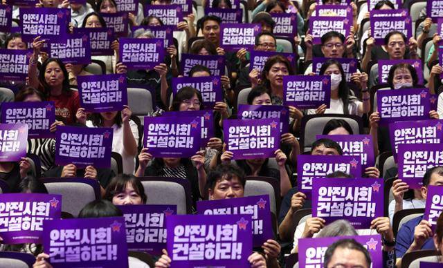 10·29 이태원 참사가 발생한 지 1,000일째를 맞은 24일 서울 중구 명동성당 꼬스트홀에서 열린 '천일의 그리움, 천 번의 약속' 추모 행사에서 유가족을 포함한 참석자들이 손팻말을 들고 있다. 연합뉴스