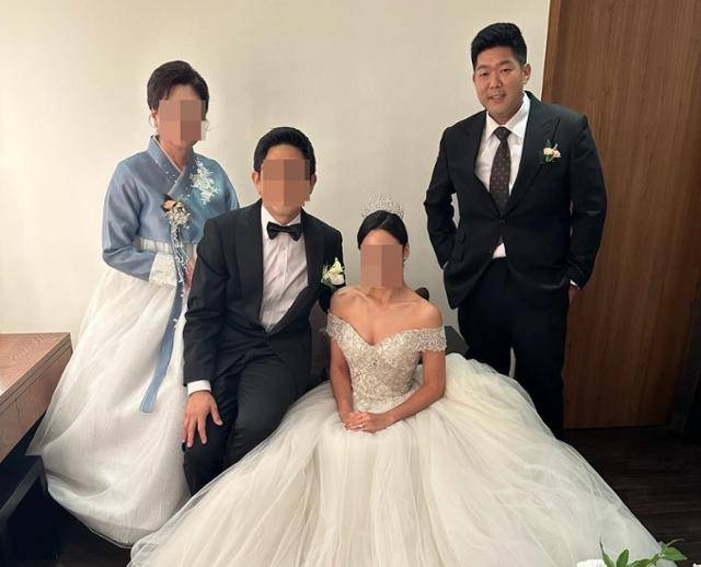 21일 미국 이민 당국에 의해 구금된 미 영주권자 김태흥(맨 오른쪽)씨가 동생 결혼식에 참석해 찍은 사진. 미주한인봉사교육단체협의회 제공