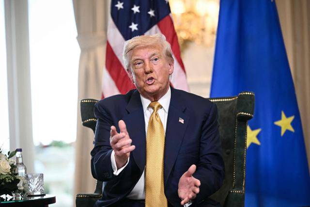 도널드 트럼프 미국 대통령이 27일 스코틀랜드 남서부 턴베리에서 우르줄라 폰데어라이엔 유럽연합(EU) 집행위원장과 회담을 하고 있다. 턴베리=AFP 연합뉴스