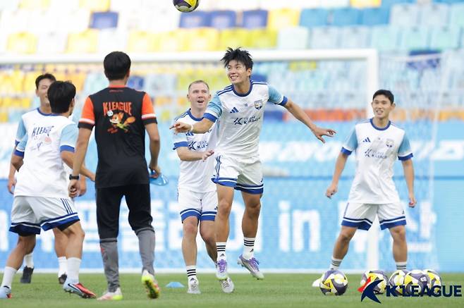 29일 수원월드컵경기장에서 열린 오픈 트레이닝에서 훈련을 소화 중인 팀 K리그 전진우(가운데). 사진=프로축구연맹