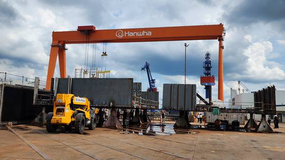 지난 16일(현지시간) 미국 펜실베이니아주 필라델피아에 위치한 '한화필리십야드'의 도크에서 미국 정부가 발주한 선박이 한창 건조되고 있다. 필라델피아=강태화 특파원