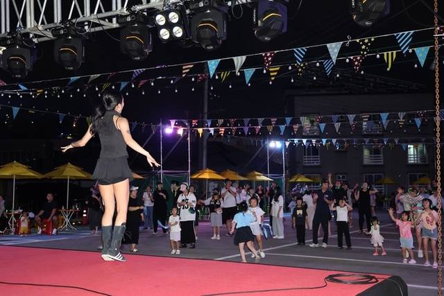 ▲ ‘무소음 페스티벌, 바란’이 30일 동해시 갤러리바란 인근 공영주차장(발한로 211-5)에서 성황리에 열렸다. 옛 전성기 시절의 문화를 현대적 감각으로 재구성한 문화재생 프로젝트이다. 사일런트 디스코, DJ와 함께하는 무소음 클럽 댄스파티, 가족 레크리에이션 게임 등 향수를 자극하는 프로그램이 줄지어 판을 벌였다.