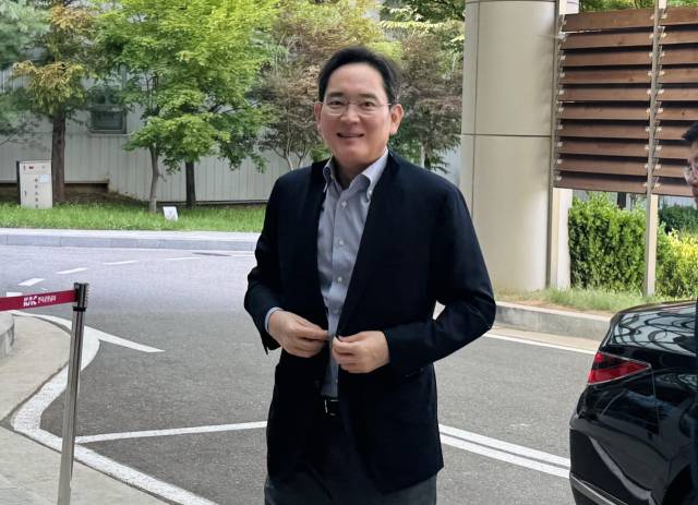 이재용 삼성전자 회장이 29일 강서구 서울김포비즈니스항공센터(SGBAC)를 통해 워싱턴으로 출국하고 있다. 연합뉴스