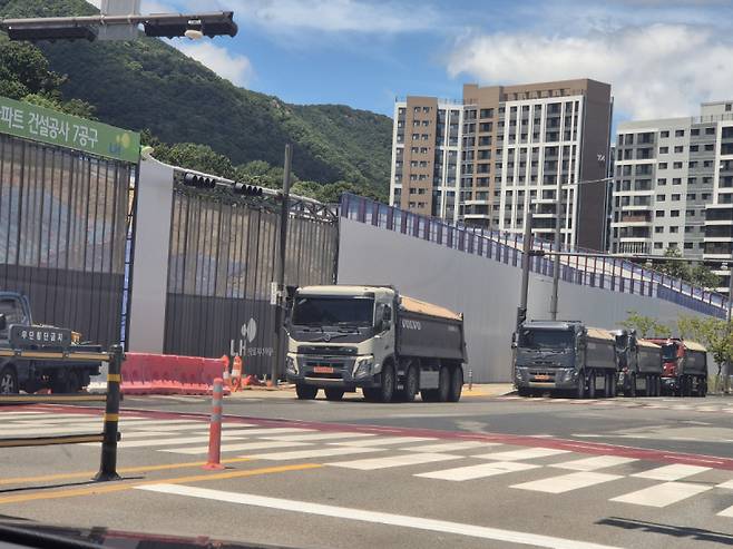 양산 사송 LH 7공구 현장에서 덤프트럭들이 사토를 반출하고 있다. 손상훈 기자