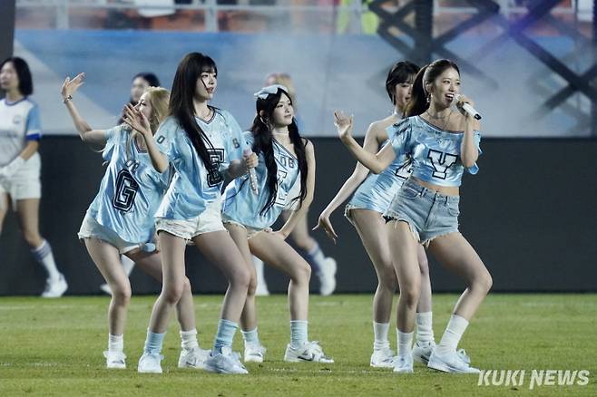 그룹 아이브가 30일 경기 수원월드컵경기장에서 열린 '쿠팡플레이 시리즈' 팀 K리그와 뉴캐슬 유나이티드 경기에서 무대를 선보이고 있다.