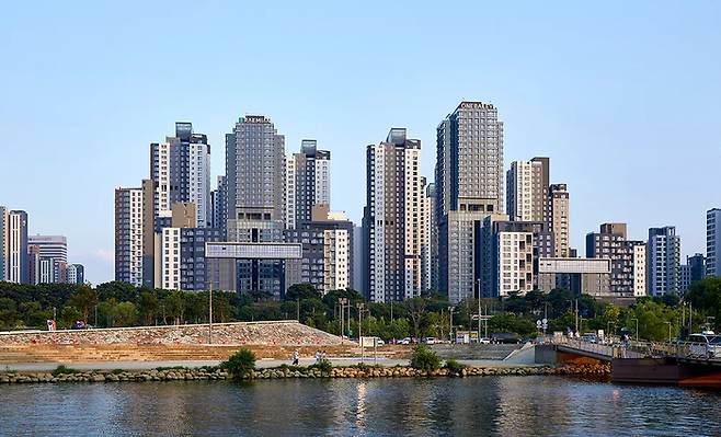 최근 서울 아파트 임대차(전월세) 거래에서 계약 갱신 비중이 늘고 있는 가운데, 서초구 반포동 래미안 원베일리에서는 신규계약과 갱신계약의 전세금액이 10억원 이상 차이나는 사례가 발생했다. 사진은 래미안 원베일리 단지.