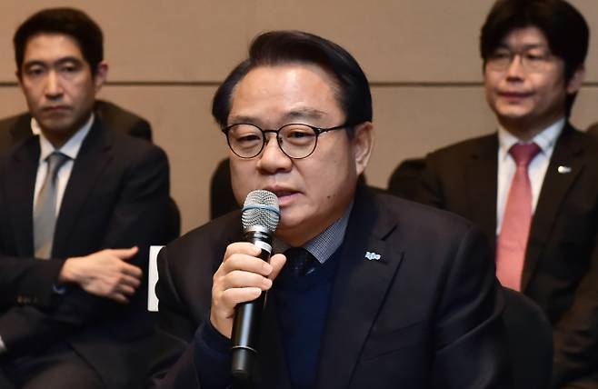 HMM의 부산 이전이 가시화되는 가운데 2대 주주인 한국해양진흥공사가 별다른 입장을 내지 않아 그 배경에 관심이 모인다. HMM 의존도가 높은 해진공으로서는 민영화 중단 흐름을 반길 수밖에 없다는 관측도 나온다. 사진은 안병길 해진공 사장의 모습. /사진=임한별 기자