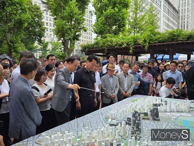 국제민간항공기구(ICAO)의 고도제한 개정안 적용을 둘러싼 우려가 확산하는 가운데 오세훈 서울시장이 목동 재건축 사업의 피해는 없을 것이라고 밝혔다.사진은 이날 오 시장이 목동 재건축 사업 현장설명을 듣는 모습. /사진=이화랑 기자