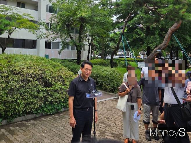 오세훈 서울시장이 고도제한 규제 피해를 최소화하기 위해서는 2030년 이전에 모든 인허가 절차를 완료하는 게 핵심이라고 강조했다. 사진은 이날 오 시장이 주민 간담회 이후 브리핑하는 모습. /사진=이화랑 기자