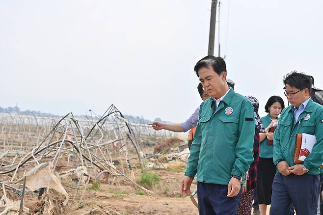 김태흠 충남지사가 30일 수해 복구 현장을 점검하고 있다. 충남도 제공