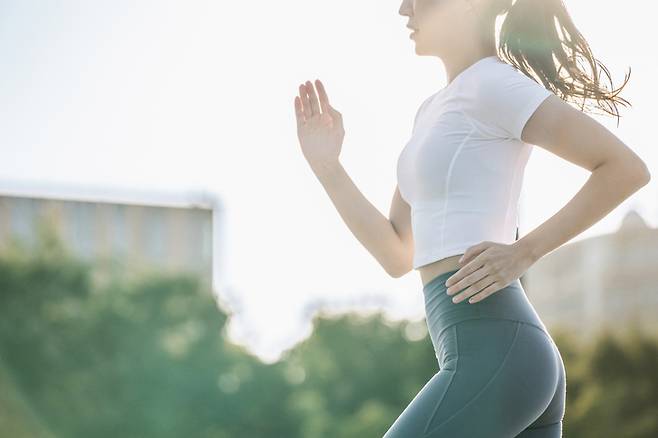 연구에 따르면 하루 15분만 빠르게 걸어도 사망 위험을 19% 낮출 수 있는 것으로 나타났다. 게티이미지뱅크