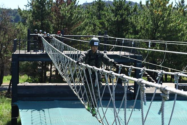 해병대캠프 참가자가 산악전기초훈련(세줄도하)을 받고 있다.