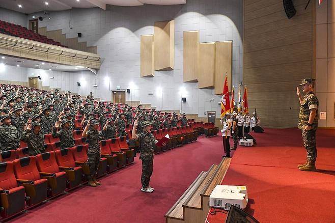 해병대캠프 참가자들이 입소식에서 선서를 하고 있다.