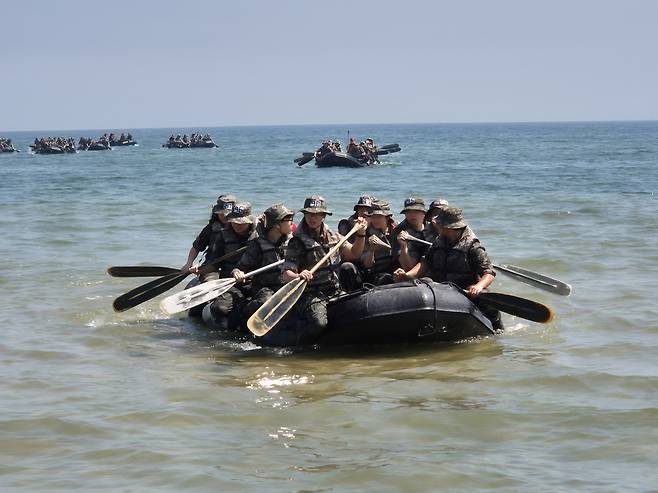 해병대캠프 참가자들이 IBS(소형고무보트) 체험을 하고 있다.