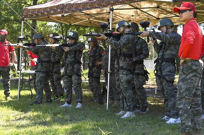 해병대캠프 참가자들이 사격술 훈련을 받고 있다.