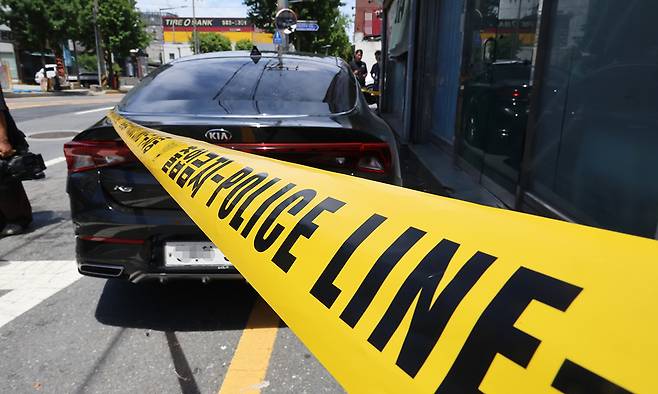 30일 대전 중구 한 지하차도 근처에서 전 연인을 살해한 혐의를 받는 A(20대)씨가 도주 약 24시간 만에 긴급체포 됐다. 사진은 A씨가 도주에 이용한 렌터카 주변으로 폴리스라인이 처져 있는 모습. 연합뉴스