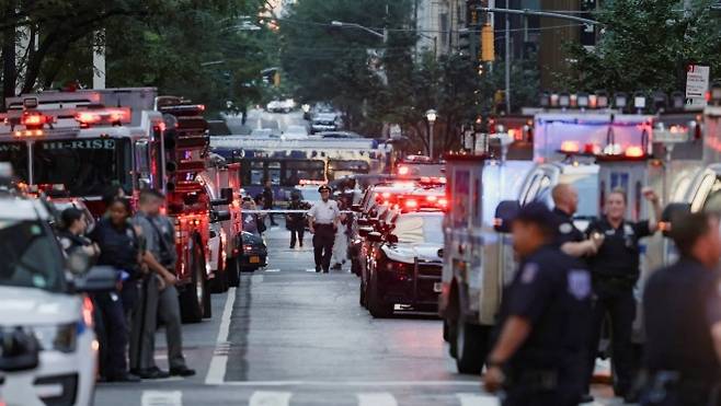 지난 28일 총격 사건이 벌어진 현장 주위에 경찰들이 모여있다. 로이터 연합뉴스