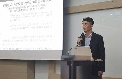 한동우 한국보건산업진흥원 국제의료본부장이 28일 기자간담회에서 외국인 환자 유치 실적에 대해 설명하고 있다. 연합뉴스