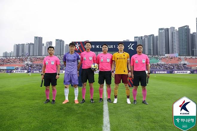 지난달 28일 안양종합운동장에서 열린 FC안양과 광주FC전을 앞두고 기념 사진을 촬영하고 있는 양 팀 주장과 심판진. /사진=한국프로축구연맹 제공