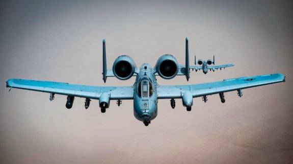 미국 공군 A-10C 공격기가 중동 모처에서 APKWS II 로켓을 장착한 채 초계 비행을 하고 있다. 미국 중부사령부 X(옛 트위터) 계정