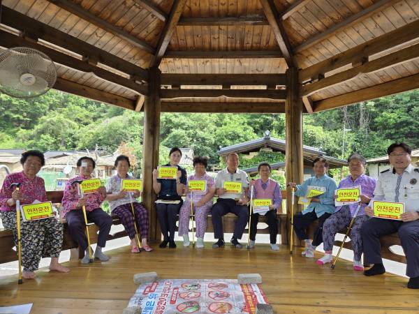 의성군 보건소와 경찰서가 협업해 추진 중인 '우리마을 예쁜치매쉼터' 프로그램의 현장 모습. 6부터 8월 동안 관내 마을회관을 순회하며, 치매예방과 더불어 보이스피싱·교통안전·절도예방 등 생활밀착형 범죄예방 교육이 이루어지고 있다. 의성경찰서