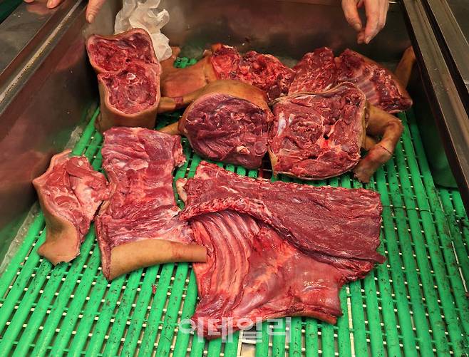 지난 24일 방문한 서울 영등포구 한 전통시장에서 유통업체 상인이 개고기를 늘어놓으며 설명하고 있다. (사진=김현재 수습기자)