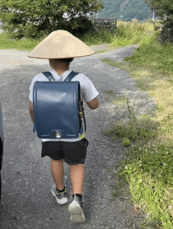 삿갓형 양산 '엄브렐로(umbrello)'를 쓴 일본 초등학생 / 엑스(X) 캡처