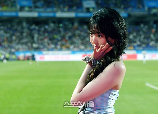 아이브 장원영이 30일 수원월드컵경기장에서 열린 2025 쿠팡플레이시리즈 팀K리그와 뉴캐슬 유나이티드FC의 친선경기에서 하프타임 공연을 마친 뒤 취재진을 향해 포즈를 취하며 퇴장하고 있다. 수원 | 박진업 기자 upandup@sportsseoul.com
