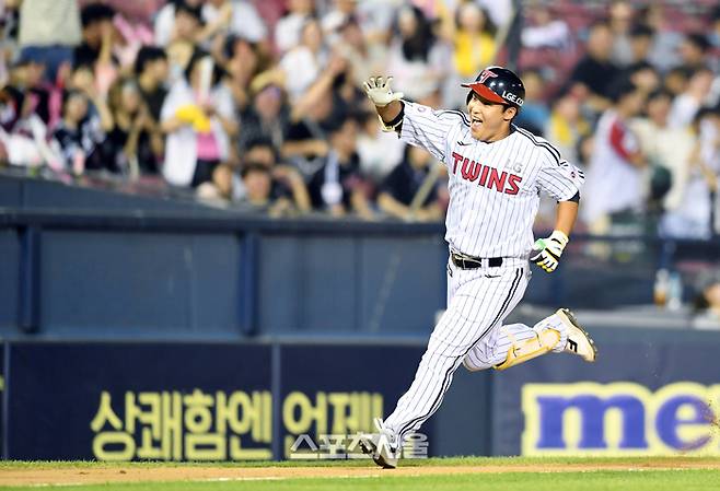 LG 박관우가 10일 서울 잠실구장에서 열린 2025 KBO리그 키움과의 경기 7회말 1사 1루 상황에서 키움 선발투수 알칸타라를 상대로 동점 2점 홈런을 친 뒤 베이스를 돌며 기뻐하고 있다. 잠실 | 박진업 기자 upandup@sportsseoul.com