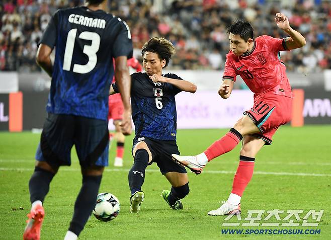 15일 오후 경기도 용인미르스타디움에서 열린 E-1 챔피언십(동아시안컵) 한국과 일본의 경기. 이동경이 슛하고 있다. 용인=정재근 기자 cjg@sportschosun.com/2025.7.15/