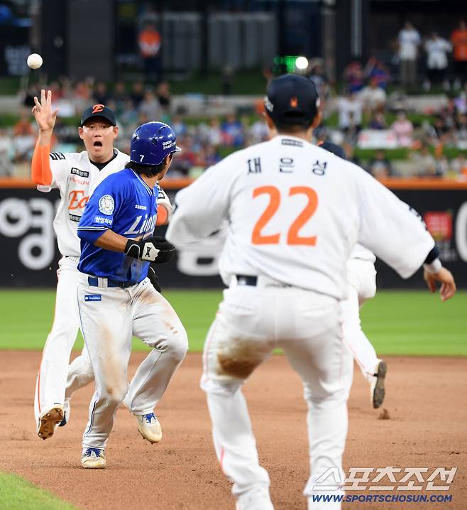 3회초 무사 1,3루 위기에 몰린 선발 폰세를 구한 1루수 채은성의 호수비.