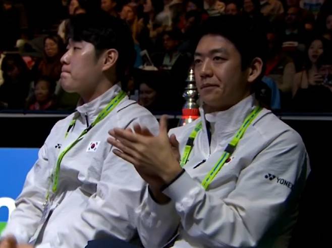 2025 전영오픈에서 한국의 복식 경기를 벤치 지휘하고 있는 이용대(오른쪽). SPOTV 중계 화면 캡처