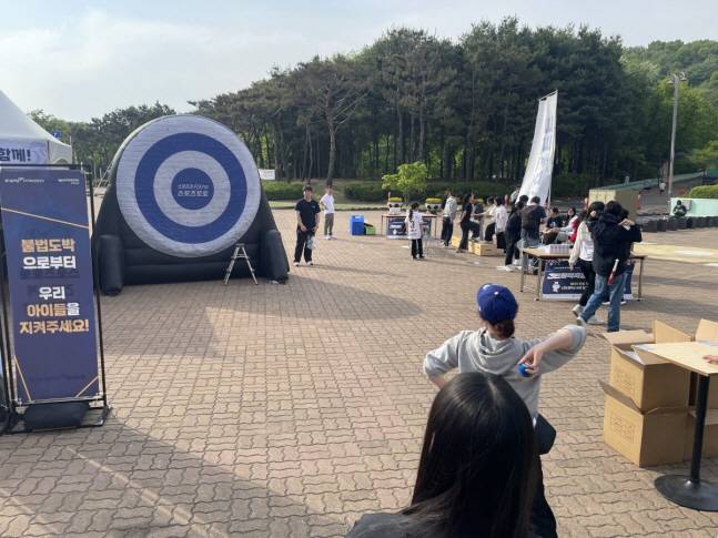 지난 5월 인천 SSG랜더스필드에서 진행된 스포츠토토 현장 프로모션 행사에 시민들이 참여하고 있다. 사진제공=한국스포츠레저