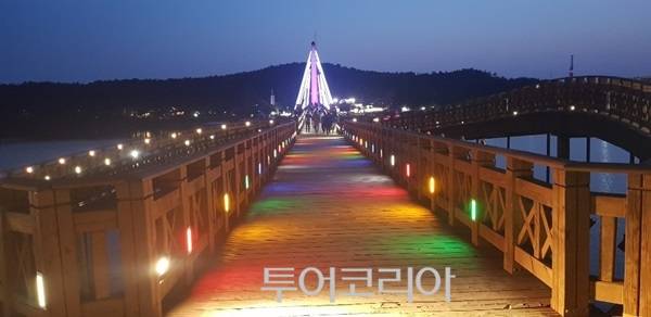은파호수공원 물빛다리 야경 / 사진-군산