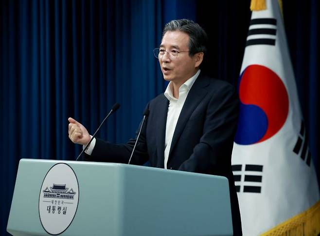 김용범 대통령실 정책실장이 31일 서울 용산 대통령실 청사에서 한미 관세 협상 타결 관련 브리핑 뒤 취재진의 질문에 답하고 있다. 연합뉴스