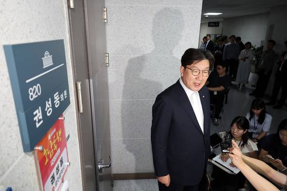 국민의힘 권성동 의원이 지난 18일 서울 여의도 국회 의원회관 자신의 의원실로 들어서며 압수수색 관련 입장을 밝히고 있다. 연합뉴스