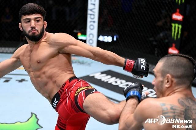 사루키안은 자신이 토푸리아에게 패한다면 50만 달러를 주겠다고 도발했다. 물론 승리하게 되면 토푸리아가 50만 달러를 줘야 한다는 말과 함께 말이다. 사진=AFPBBNews=News1