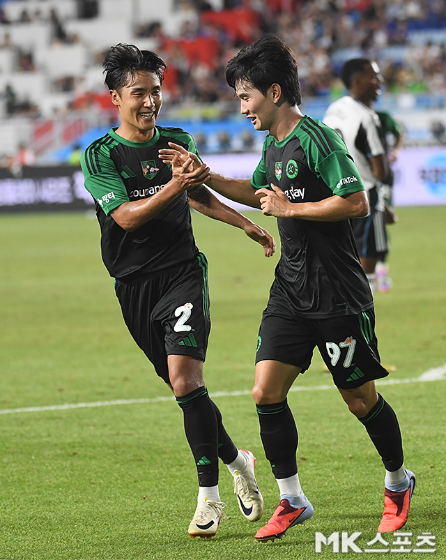 팀 K리그의 뉴캐슬 유나이티드전 승리를 이끈 김진규(사진 오른쪽). 사진(수원)=천정환 기자