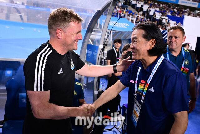 2025년 7월 30일 오후 경기도 수원월드컵경기장에서 쿠팡플레이 시리즈 '팀K리그와 뉴캐슬 유나이티드 FC'의 경기가 열렸다. 뉴캐슬 하우 감독과 팀K리그 김판곤 감독이 인사하고 있다./수원월드컵경기장=유진형 기자