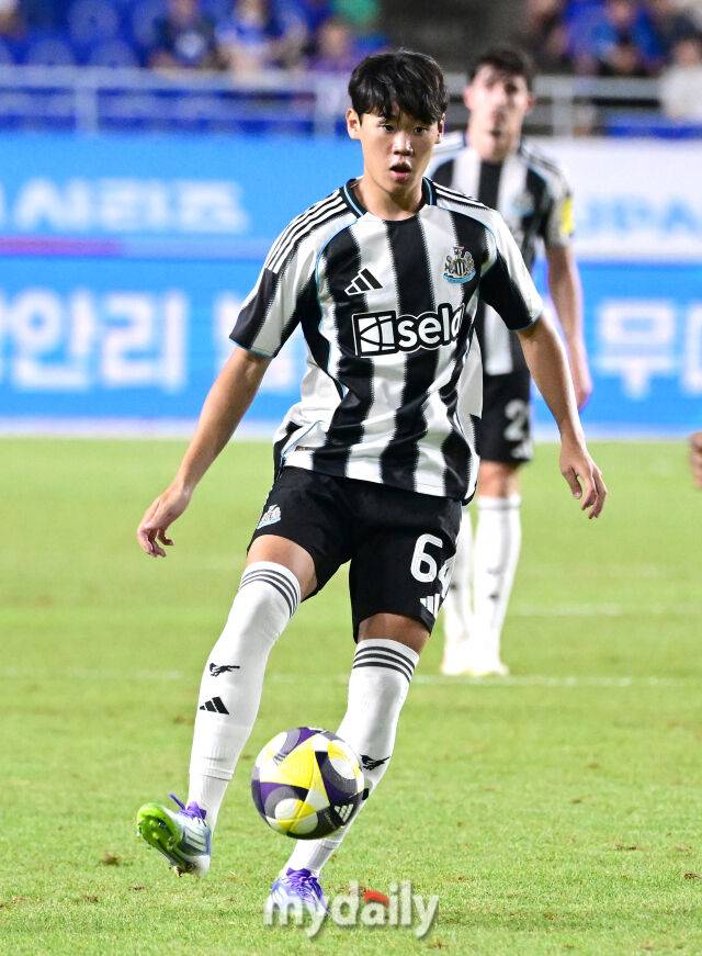 30일 오후 경기도 수원월드컵경기장에서 쿠팡플레이 시리즈 '팀K리그와 뉴캐슬 유나이티드 FC'의 경기가 열렸다. 뉴캐슬 박승수가 공격하고 있다./유진형 기자