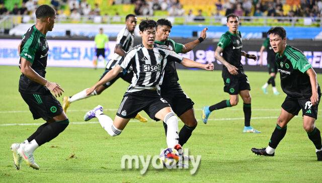 30일 오후 경기도 수원월드컵경기장에서 쿠팡플레이 시리즈 '팀K리그와 뉴캐슬 유나이티드 FC'의 경기가 열렸다. 뉴캐슬 박승수가 공격하고 있다./유진형 기자