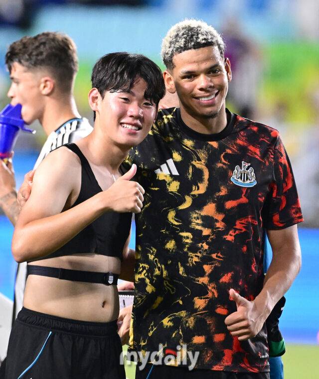 30일 오후 경기도 수원월드컵경기장에서 쿠팡플레이 시리즈 '팀K리그와 뉴캐슬 유나이티드 FC'의 경기가 열렸다. 뉴캐슬 박승수가 0-1로 패한 뒤 오슬라와 함께 기념촬영을 하고 있다./유진형 기자