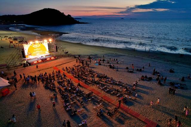 전북 부안 변산해수욕장에서 공연을 관람하는 사람들. 전북 부안군