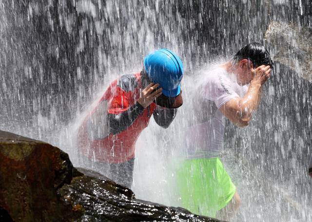 폭염이 이어지고 있는 31일 전남 구례군 산동면 수락폭포에서 피서객들이 떨어지는 물줄기를 맞으며 무더위를 식히고 있다. 연합뉴스