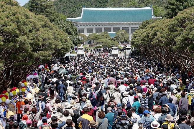 청와대가 개방된 2022년 5월10일 시민들이 열린 정문으로 입장하고 있다. 세계일보 자료사진