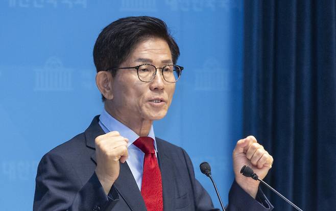 국민의힘 당 대표 선거에 출마한 김문수 후보가 31일 국회 소통관에서 비전·공약 발표를 하고 있다. ⓒ연합뉴스