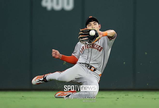 ▲ 23일(한국시간) 애틀랜타 브레이브스와 경기에서 수비하는 이정후.