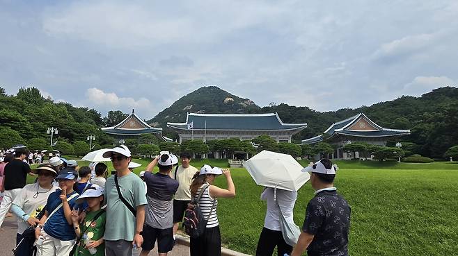 청와대 본관 앞에서 기념촬영을 하는 관람객들 (서울=연합뉴스) 31일 청와대를 찾은 관람객들이 청와대 본관 앞에서 기념 촬영을 하고 있다. 2025.07.31